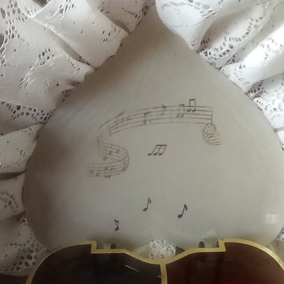 Vintage Yap's Hong Kong clear plastic music box with beautiful heart top. - Picture 3 of 8